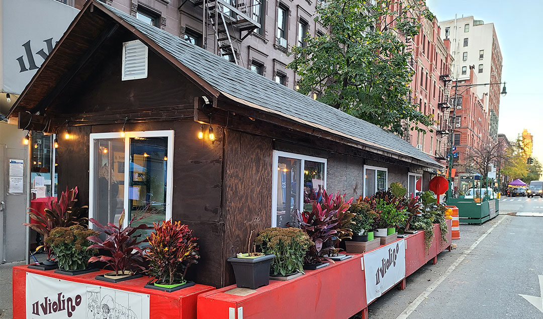 Il Violino, outdoor seating